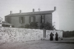 La maison des sœurs et l'école des filles en 1898.