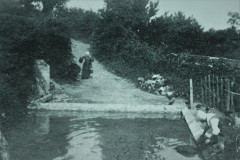 Le lavoir de Martinet en 1898. Pas encore recouvert de son abri.