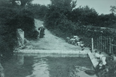 Le lavoir de Martinet en 1898. Pas encore recouvert de son abri.